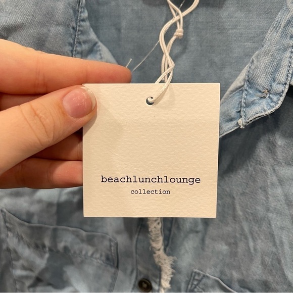 BeachLunchLounge Harlow Denim Shirt Medium Wash Frayed Trim Size Small - Picture 7 of 13